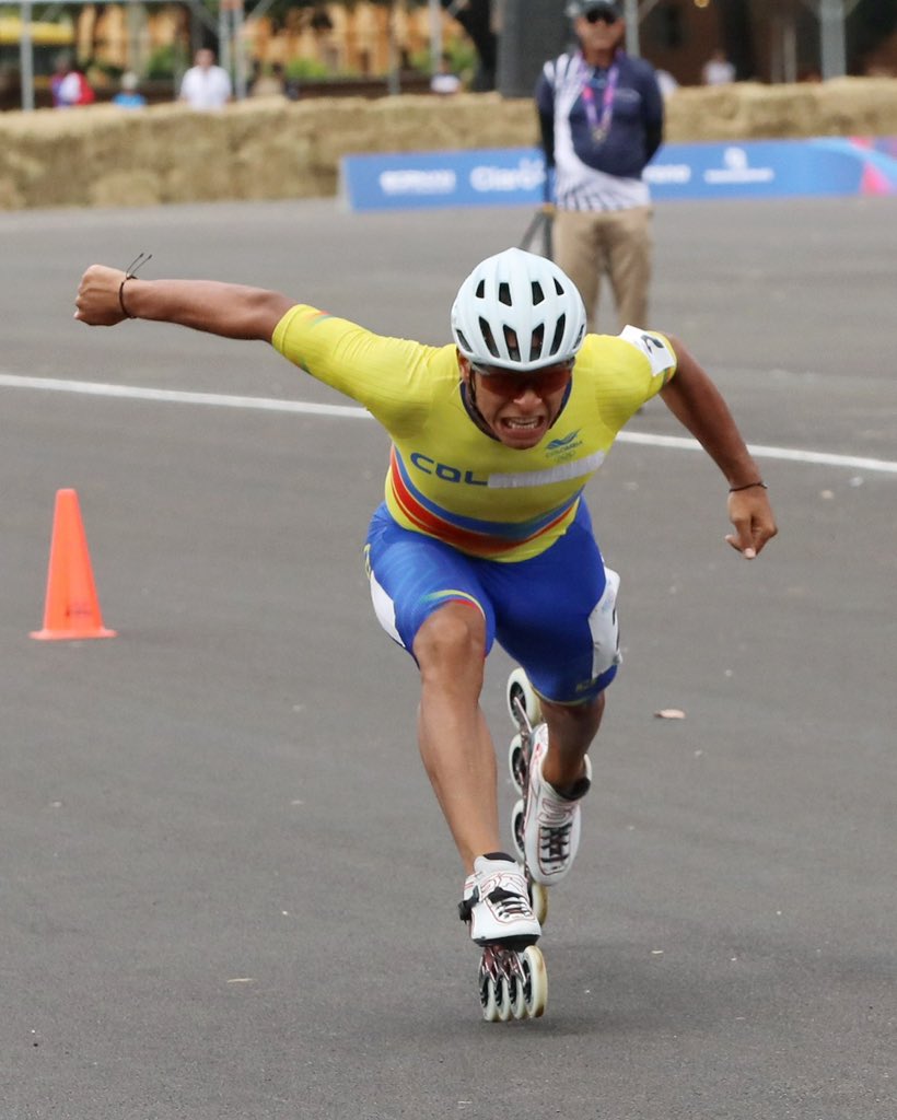 MinDeporteCol's tweet photo. ⏱️ Hay pruebas que duran apenas unos segundos, pero permanecen mucho tiempo en la memoria.

🛼 Jhon Tascón y Kollin Castro se quedaron con el oro en la prueba de la vuelta de los Juegos Centroamericanos y del Caribe. Colombia sigue marcando el ritmo del patinaje de velocidad. https://t.co/OGF9UNXBO5