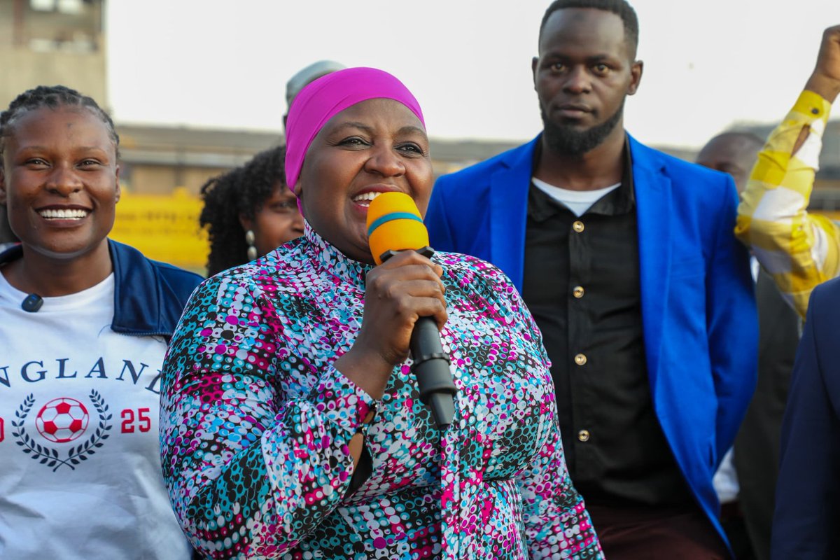 katosserusiba25's tweet photo. The ONC Manager, Hajjat @ChiefMuzzukulu officiated the finals of a football tournament organised by Nakawa West vendors at Philip Omondi Stadium, Lugogo, Kampala.

She pledged continued support to vendors, urging them to utilize the available anti-poverty programs to uplift their livelihoods.

The tournament kicked off last month and concluded with Kasoli FC emerging as champions.Hajjat rewarded the winners with UGX 1,000,000 in cash.

The runners-up, Nyanya FC, received UGX 500,000, while Nyama FC walked away with UGX 300,000. Cassava vendors received UGX 200,000.
@KagutaMuseveni @Onc_nrm1