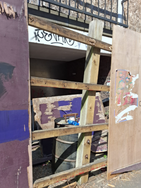 samdwebber's tweet photo. I'm working with @LBofBromley officers, @MPSBromleyTown &amp; @MPSBromley to ensure Conquest House is made safe.

Residents have complained about young people breaking into the site. I've seen this myself today. 
It's now time for @TaylorWimpey to step up and fully secure their site. https://t.co/R2FGnBiLZP