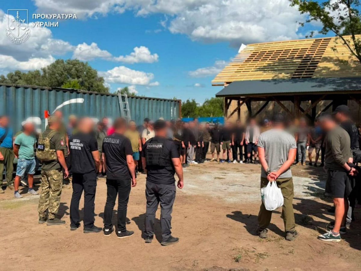 censor_net's tweet photo. 83 військових і армійські вантажівки працювали  на приватному будівництві: командира частини затримано на Одещині, -  Кравченко. ФОТОрепортаж 

https://t.co/mFnLR3pjKY https://t.co/Rckomi21Yf