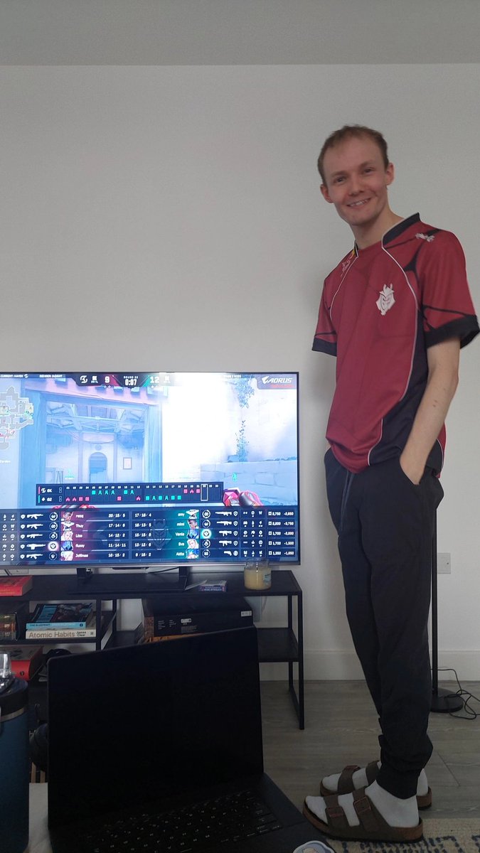 RougeLuxy's tweet photo. I can't watch a single G2 Gozen match unspoiled bc this motherfucker just struts out the office to the living room to watch his OWN FUCKING GAME like this... https://t.co/f6fvdjMAYz