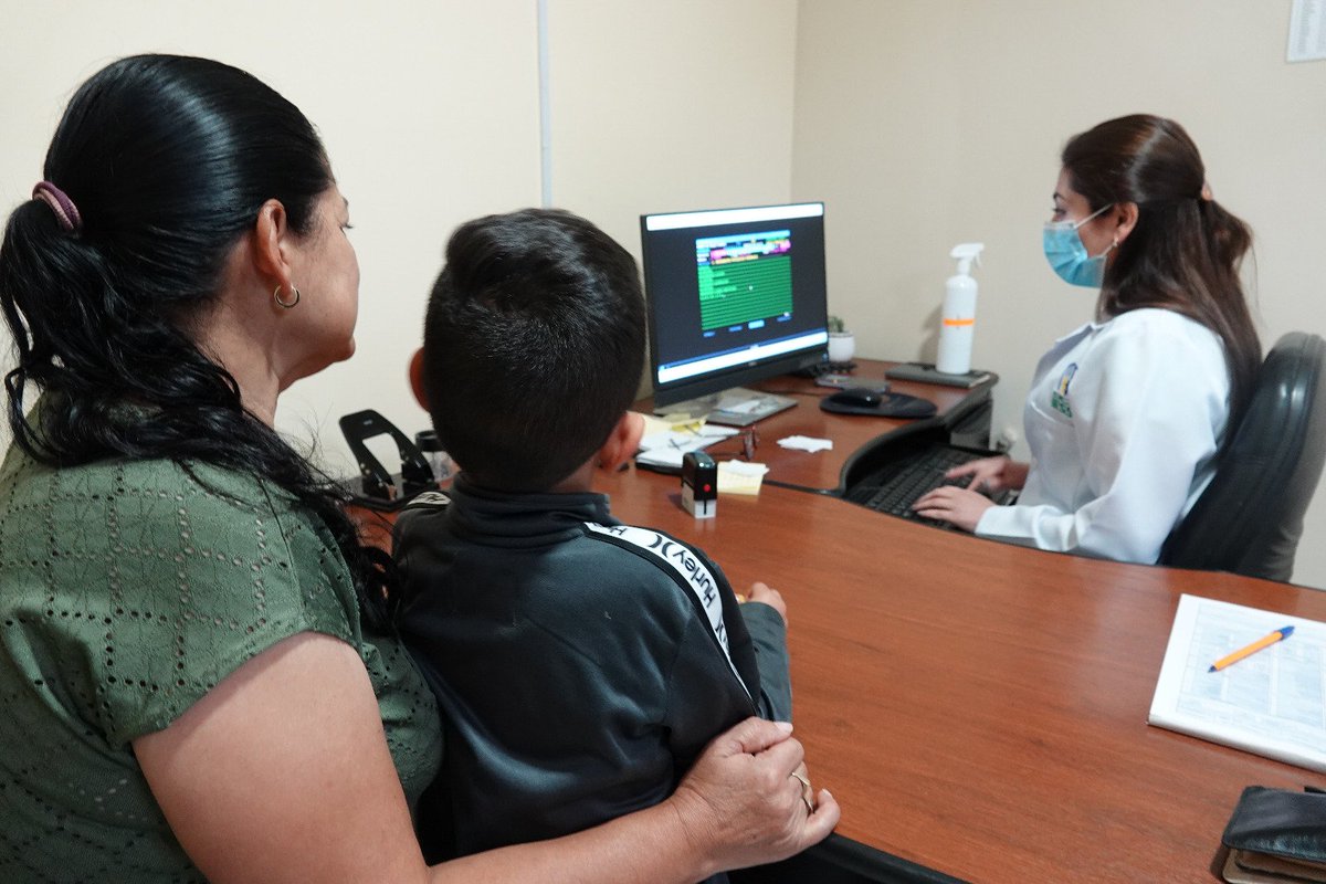 IESSChimborazo's tweet photo. #IESSnoPara | Realizamos una visita técnica al Puesto de Salud Chunchi para verificar su operatividad. 🏥👩🏻‍⚕️ Constatamos un stock de medicamentos al 95 % 💊 y de insumos al 🩹 93 %, asegurando la entrega oportuna a nuestros beneficiarios del cantón. https://t.co/fOc26QXFDw