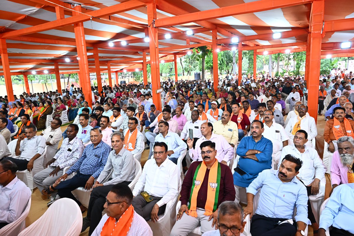 BJP4Gujarat's tweet photo. પ્રદેશ અધ્યક્ષ શ્રી @iJagdishBJP એ આજે ગુરુ પૂર્ણિમાના પાવન પર્વે ગાંધીનગર સ્થિત સંત શિરોમણિ શ્રી ગુરુ રવિદાસ મહારાજના મંદિરે દર્શન-પૂજન કરી સમૂહ આરતીમાં ભાગ લીધો અને 'સમરસતા સંકલ્પ સભા'માં નાગરિકો અને કાર્યકર્તાઓ સાથે સંવાદ કર્યો.

સમગ્ર દેશમાં સંત શિરોમણિ શ્રી ગુરુ રવિદાસ મહારાજની 650મી જયંતી નિમિત્તે 'સમરસતા સંકલ્પ અભિયાન' અંતર્ગત વિવિધ કાર્યક્રમોનું આયોજન કરવામાં આવશે, જેના દ્વારા જન-જન સુધી સામાજિક સમરસતાનો સંદેશ પહોંચાડવામાં આવશે.

આ પ્રસંગે પ્રદેશ અનુ.જાતિ મોરચાના પ્રમુખ શ્રી @drkiritpsolanki , ગાંધીનગર મહાનગરના પ્રમુખ શ્રી @Ashishdavebjp સહિત હોદ્દેદારો અને કાર્યકર્તાઓ ઉપસ્થિત રહ્યાં.