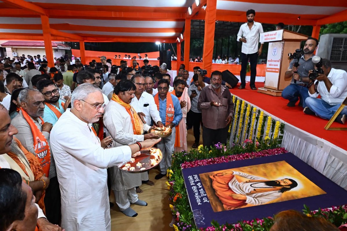BJP4Gujarat's tweet photo. પ્રદેશ અધ્યક્ષ શ્રી @iJagdishBJP એ આજે ગુરુ પૂર્ણિમાના પાવન પર્વે ગાંધીનગર સ્થિત સંત શિરોમણિ શ્રી ગુરુ રવિદાસ મહારાજના મંદિરે દર્શન-પૂજન કરી સમૂહ આરતીમાં ભાગ લીધો અને 'સમરસતા સંકલ્પ સભા'માં નાગરિકો અને કાર્યકર્તાઓ સાથે સંવાદ કર્યો.

સમગ્ર દેશમાં સંત શિરોમણિ શ્રી ગુરુ રવિદાસ મહારાજની 650મી જયંતી નિમિત્તે 'સમરસતા સંકલ્પ અભિયાન' અંતર્ગત વિવિધ કાર્યક્રમોનું આયોજન કરવામાં આવશે, જેના દ્વારા જન-જન સુધી સામાજિક સમરસતાનો સંદેશ પહોંચાડવામાં આવશે.

આ પ્રસંગે પ્રદેશ અનુ.જાતિ મોરચાના પ્રમુખ શ્રી @drkiritpsolanki , ગાંધીનગર મહાનગરના પ્રમુખ શ્રી @Ashishdavebjp સહિત હોદ્દેદારો અને કાર્યકર્તાઓ ઉપસ્થિત રહ્યાં.