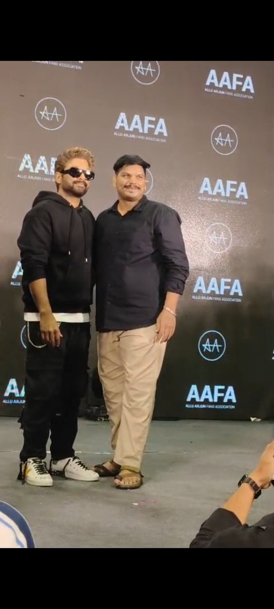 AAFA_Nandyal's tweet photo. #Nandyal person's pic's With #Bunny 😎

Finally Our dream com true . Thank you so much @alluarjun Annaya. 

Don't feel other person's #NDL next time big Planning Guy's 🥵🔥💯

And Thank you @IamKhajavaliRJ Anna &amp; @BunnySreeRam45 

#AlluArjun #AAFA !! #RAAKA !! https://t.co/ihiQooK0CU