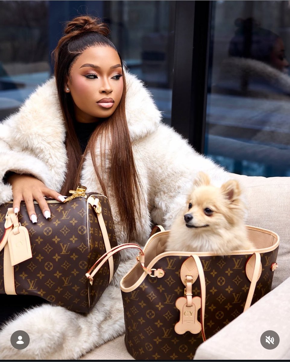 Priscil42973901's tweet photo. Sesi Cyan Boujee hits back after the stolen bag saga… and wait, her dog’s also rocking an LV bag? 🐶
This little one is out here living the real boujee life 🔥😂 https://t.co/N2ouPE8lzj