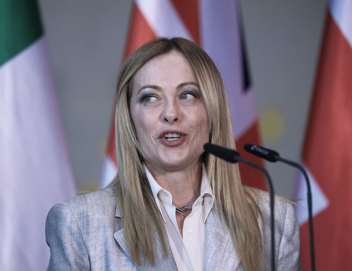 questiona_te's tweet photo. 🇮🇹 | Governo italiano acaba de aprovar legislação histórica que obriga todos os imigrantes ilegais a abandonar o território no prazo de 30 dias.

Meloni promete tornar Itália no modelo de soberania nacional que toda a Europa deve seguir. https://t.co/wohWgZVpoP