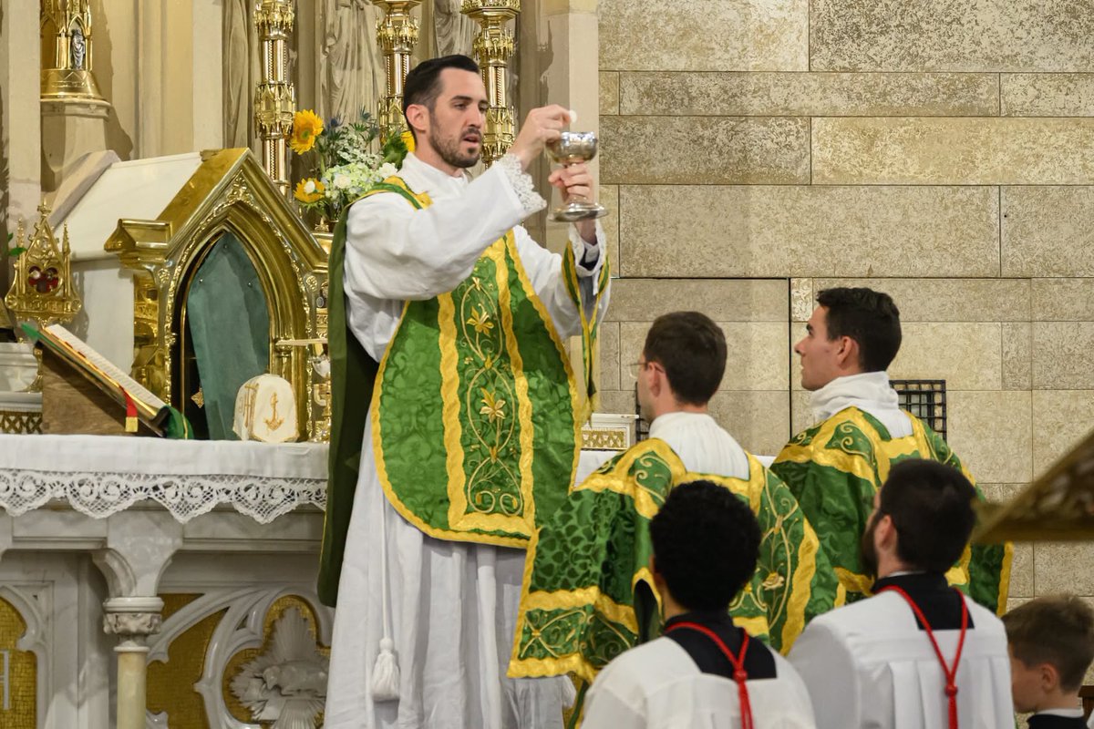 fsspna's tweet photo. Last month, St. Mary’s was blessed to welcome newly ordained Rev. Peter O’Connor and Rev. Shane Conlon for two Solemn High Masses.

Please pray for them as they begin their priestly ministry.

📍@StMaryFSSP in Providence, RI

#FSSP #CatholicPriesthood #SolemnHighMass https://t.co/yMeHa62IO7