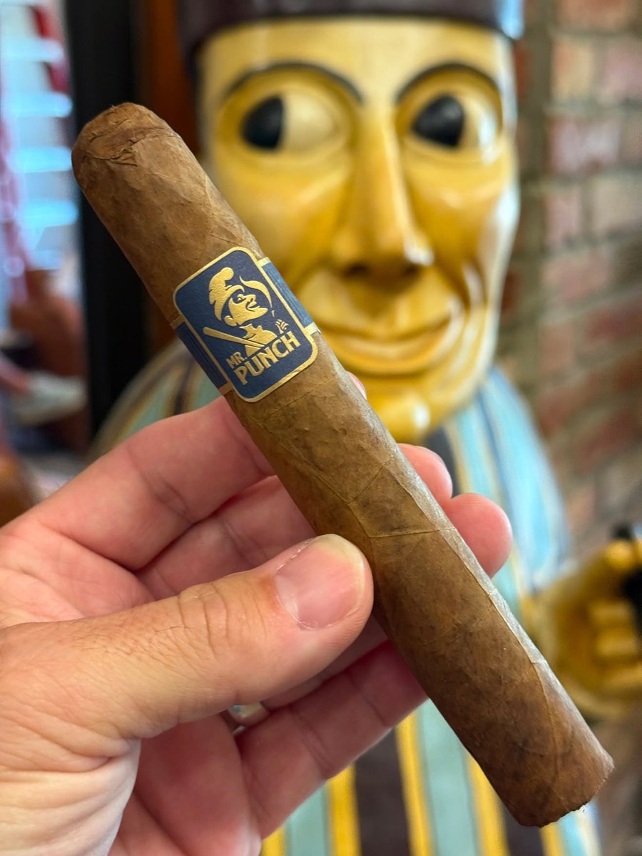 punchcigars's tweet photo. I’m seeing double 😳

Credit to @smokinsoundspod for the epic photo!

Discover Mr. Punch (the cigar) and see what all the fuss is about!

https://t.co/USSARyusOa https://t.co/0ORRWfo2G5