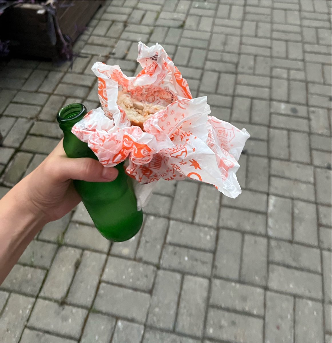sicerass's tweet photo. Bir işten diğer işe koşarak geçerken benim hayat kalitesi geceden yarım kalan hamburgere yansıyor (soda zenginlik) https://t.co/8GmcpSXuW1