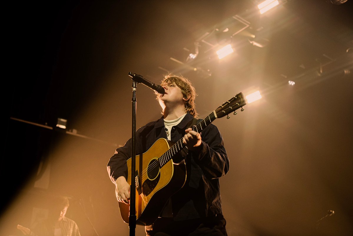 CarersTrust's tweet photo. .@LewisCapaldi gave carers FREE tickets to his gig at the @O2ForumKTown last night, giving them a well-deserved break ❤️ 

Carmel, who's been caring for her mum for the past 10 years, told us:

"You can't underestimate what a moment like this means. I haven't had a holiday in over 10 years, but just having these moments to have joy and share the time, it's everything."

Every carer deserves a break. Thank you, Lewis, for making this one possible ❤️ 

Thank you @academyamg 
Photo credit: @narinechalabi