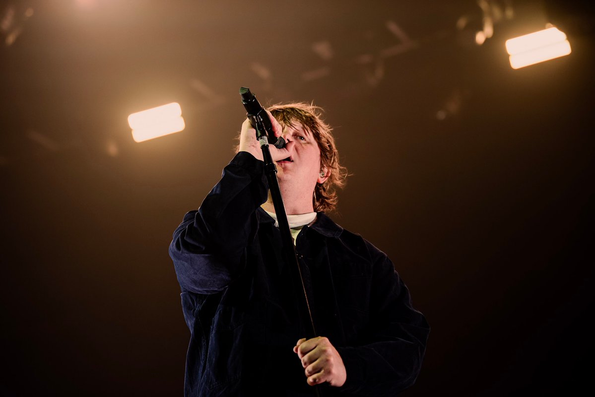 CarersTrust's tweet photo. .@LewisCapaldi gave carers FREE tickets to his gig at the @O2ForumKTown last night, giving them a well-deserved break ❤️ 

Carmel, who's been caring for her mum for the past 10 years, told us:

"You can't underestimate what a moment like this means. I haven't had a holiday in over 10 years, but just having these moments to have joy and share the time, it's everything."

Every carer deserves a break. Thank you, Lewis, for making this one possible ❤️ 

Thank you @academyamg 
Photo credit: @narinechalabi