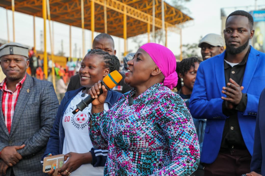 kobusiinge_256's tweet photo. Thousands of vendors turned up at Phillip Omondi Stadium, Lugogo, as ONC Manager SPA/PA Hajjat Hadijah Namyalo Uzeiye officiated the Nakawa Market football tournament finals, where she urged traders to take advantage of President Museveni's new term to improve their livelihoods through government wealth-creation programmes.

"Getting out of poverty in Museveni’s new kisanja is mandatory," Hajjat Hadijah stated.

Kasoli FC emerged champions and received UGX1 million from Hajjat Namyalo, while other top-performing teams were also rewarded. She reaffirmed ONC's commitment to supporting grassroots initiatives that promote unity, economic empowerment and community transformation