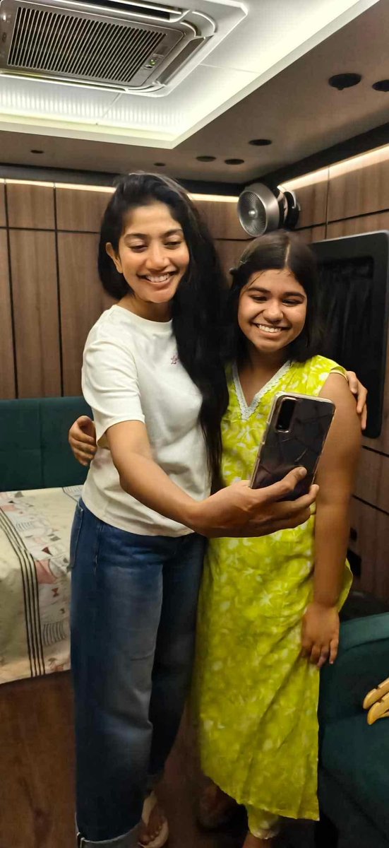 Peace__AB's tweet photo. The kid from Padi Padi Leche Manasu met her yesterday in Kolkata.. Sai &amp; Kolkata never ending story the same love 🦋💙
2018 → 2026.. 😮‍💨🫶
#SaiPallavi https://t.co/YhrhLOWvJM
