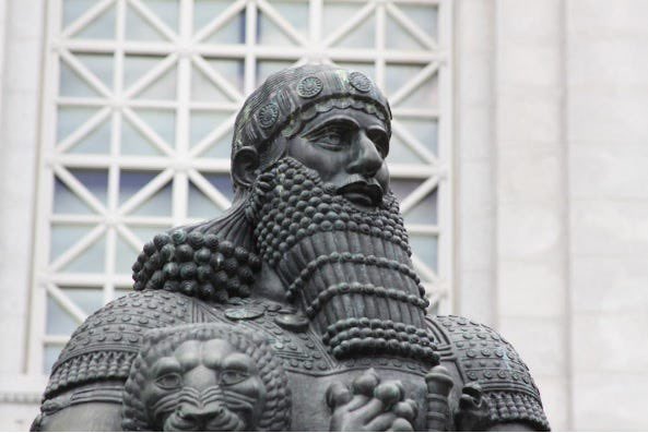 CesarCavalhero's tweet photo. « Oui je suis roi d’Uruk, je suis à deux tiers divin, j’ai vaincu le géant Humbaba et le taureau céleste, et finalement j’ai renoncé à ma quête d’immortalité. Et toi ? »

« Euh, moi je vends des céréales. Enfin j’achète des céréales et je les revends plus cher, quoi. » https://t.co/TStC76jvqB