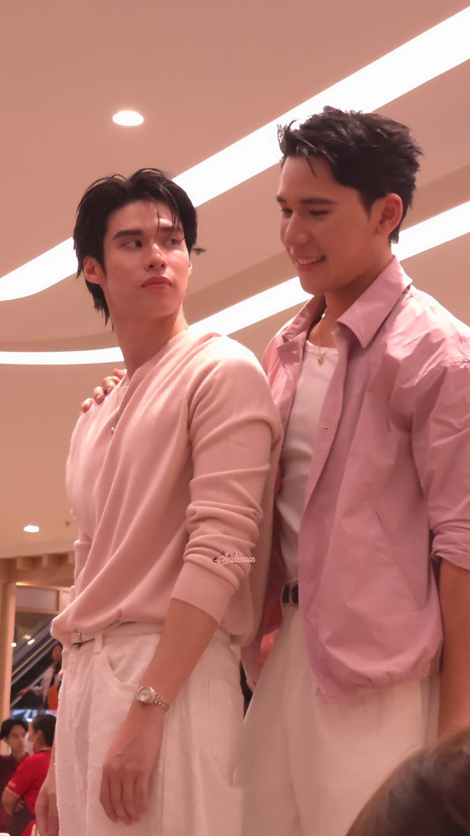 Mmddes's tweet photo. เพิร์ลพีคชอบมีจังหวะอะไรแบบนี้เนอะ จังหวะช็อตกันเองอะ 5555 https://t.co/yjAPFGt5gt