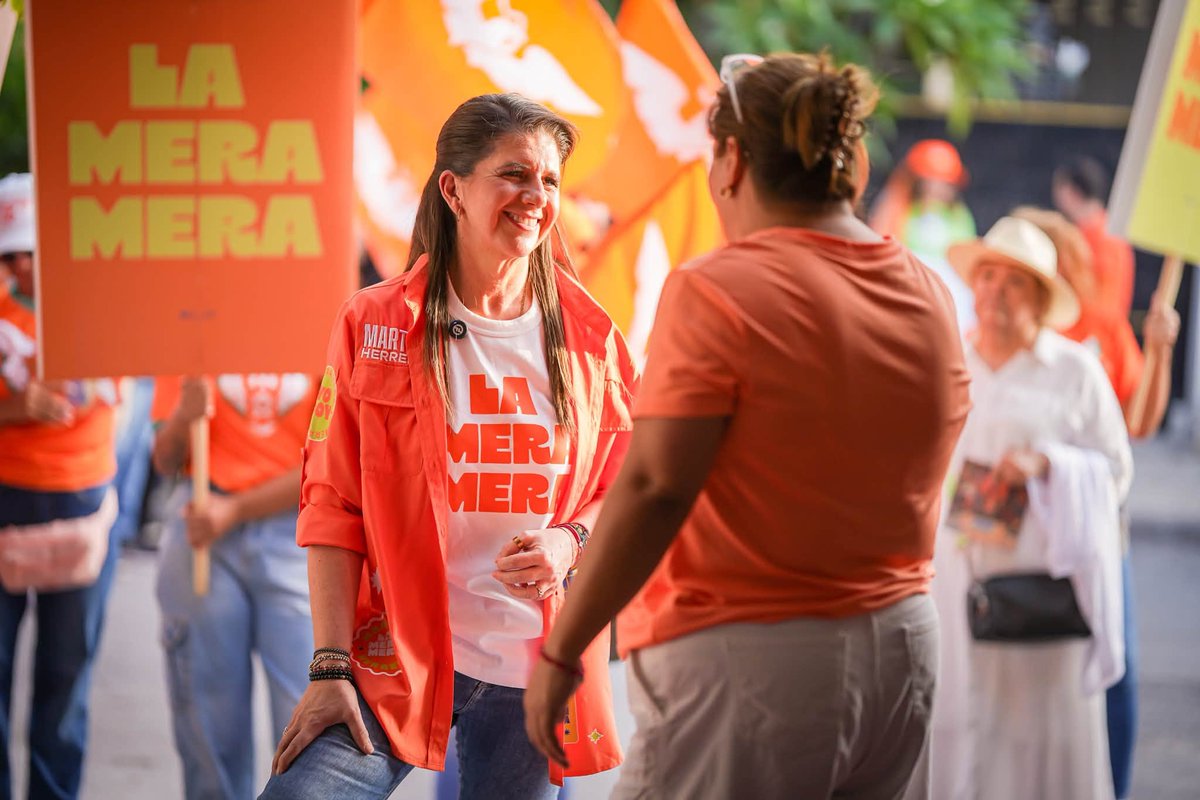 MovCiudadanoNL's tweet photo. La Mera Mera es @MarthaHerreraNL. 🧡

De las que caminan la calle, escuchan a la raza y se ponen a jalar para resolver.

Así se trabaja por Nuevo León. 💪 https://t.co/5b9iZ9GGjH