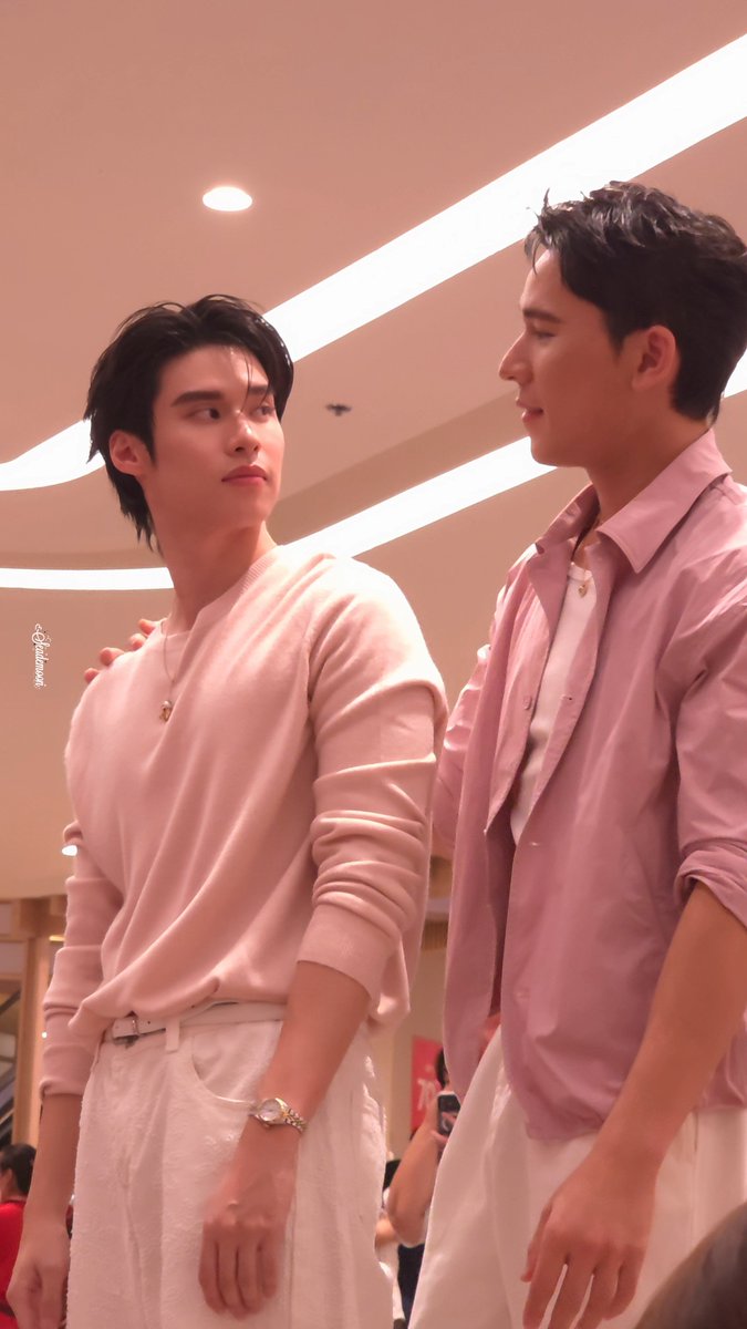 Mmddes's tweet photo. เพิร์ลพีคชอบมีจังหวะอะไรแบบนี้เนอะ จังหวะช็อตกันเองอะ 5555 https://t.co/yjAPFGt5gt