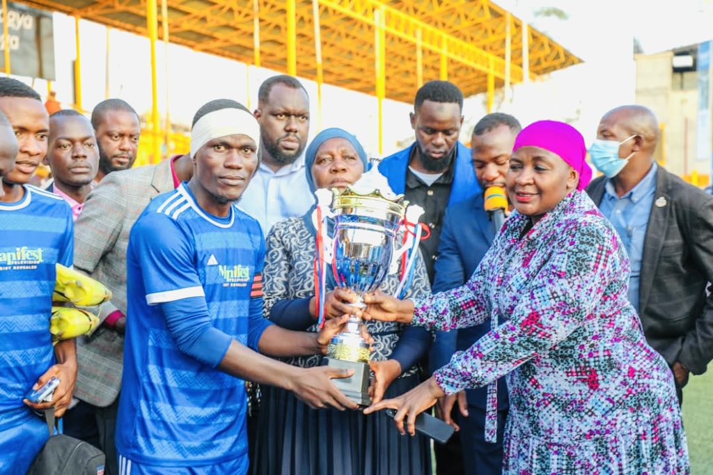 OliveNabimanyaK's tweet photo. ⚽️Namyalo Pledges Support to Nakawa Vendors, Rewards Football Champions*

The Manager of the Office of the NRM National Chairman, *SPA/PA Hajjat Hadijah Namyalo Uzeiye*, today pledged continued support to *Nakawa Market vendors* and urged them to use President *Yoweri Kaguta Museveni’s new term* to fight poverty and grow their incomes.

Speaking at *Phillip Omondi Stadium, Lugogo* during the finals of a football tournament organised by Nakawa vendors, Hajjat Namyalo told thousands of vendors and fans to embrace government wealth-creation programmes.
“*Getting out of poverty in Museveni’s new kisanja is mandatory*,” she said.

She called for unity and active participation in initiatives that promote economic empowerment and community development.

The tournament, which started last month, ended with *Kasoli FC* crowned champions. Hajjat Namyalo awarded them *UGX 1M*. *Nyanya FC* got *UGX 500,000* as runners-up, *Nyama FC* got *UGX 300,000*, and *Cassava vendors* received *UGX 200,000*.

She commended organisers for using sport to promote unity and talent among vendors, and reaffirmed *ONC’s commitment* to supporting grassroots initiatives that complement government’s socio-economic agenda.

Hajjat Namyalo was joined by *Minister Minsa Kabanda*.
#ONCUpdates #WealthCreation #NakawaMarket