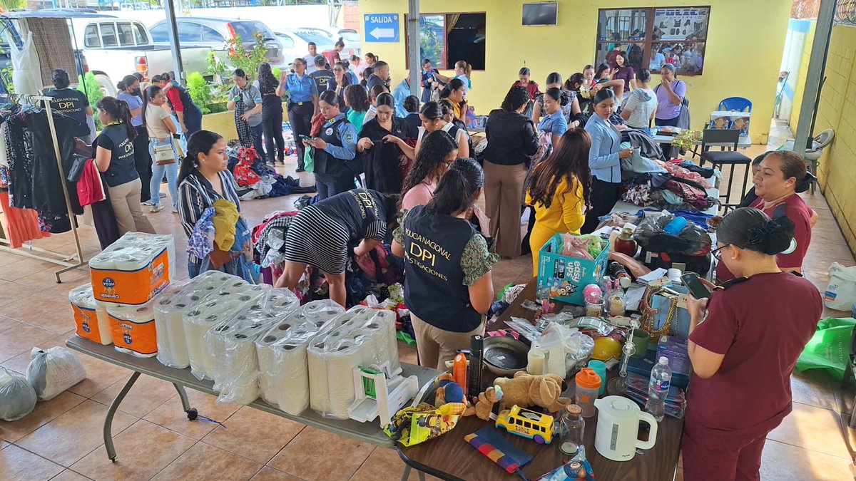 canal11hn's tweet photo. 🥹 Honrando la memoria de Karen Vanessa García: Policía Nacional realiza bazar benéfico en apoyo a su familia. 

La Dirección Policial de Investigaciones (DPI), junto a diferentes direcciones de la Policía Nacional, desarrolló un bazar benéfico en memoria de la Subinspectora Auxiliar Karen Vanessa García Maldonado, quien falleció el pasado 21 de julio por causas naturales.

La actividad busca brindar apoyo a la familia de la funcionaria, especialmente a su hija, como una muestra de compañerismo, unidad y respaldo institucional en momentos de duelo.

Durante la jornada, funcionarios policiales, empleados y ciudadanos participaron en esta iniciativa solidaria que fortalece los lazos entre los miembros de la institución.

Infórmate ingresando a https://t.co/xqXAYxY9Qn

#PolicíaNacional #Solidaridad #Honduras