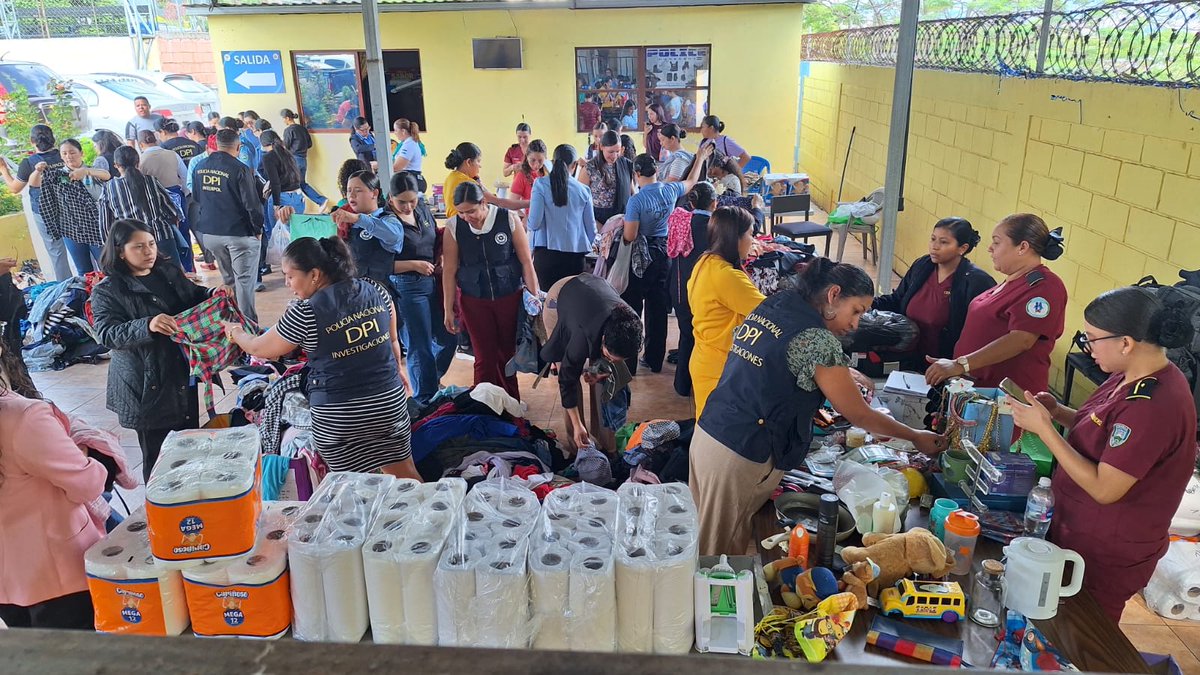 canal11hn's tweet photo. 🥹 Honrando la memoria de Karen Vanessa García: Policía Nacional realiza bazar benéfico en apoyo a su familia. 

La Dirección Policial de Investigaciones (DPI), junto a diferentes direcciones de la Policía Nacional, desarrolló un bazar benéfico en memoria de la Subinspectora Auxiliar Karen Vanessa García Maldonado, quien falleció el pasado 21 de julio por causas naturales.

La actividad busca brindar apoyo a la familia de la funcionaria, especialmente a su hija, como una muestra de compañerismo, unidad y respaldo institucional en momentos de duelo.

Durante la jornada, funcionarios policiales, empleados y ciudadanos participaron en esta iniciativa solidaria que fortalece los lazos entre los miembros de la institución.

Infórmate ingresando a https://t.co/xqXAYxY9Qn

#PolicíaNacional #Solidaridad #Honduras