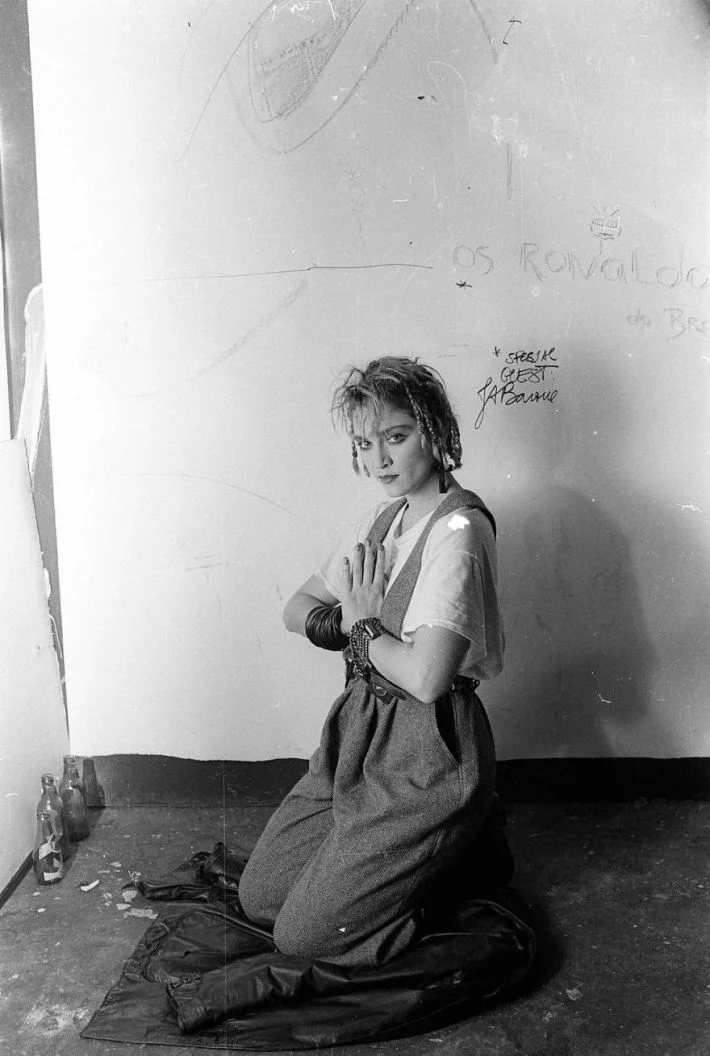 _renanguerra's tweet photo. e algumas semanas depois quem se apresentou na Danceteria? ela mesmo, a Madonna e aí existe uma foto dela em que dá pra ler atrás o autógrafo do João Barone, baterista dos Paralamas, e o autógrafo d'Os Ronaldos, a banda do Lobão https://t.co/iL3H1Lg8Lp