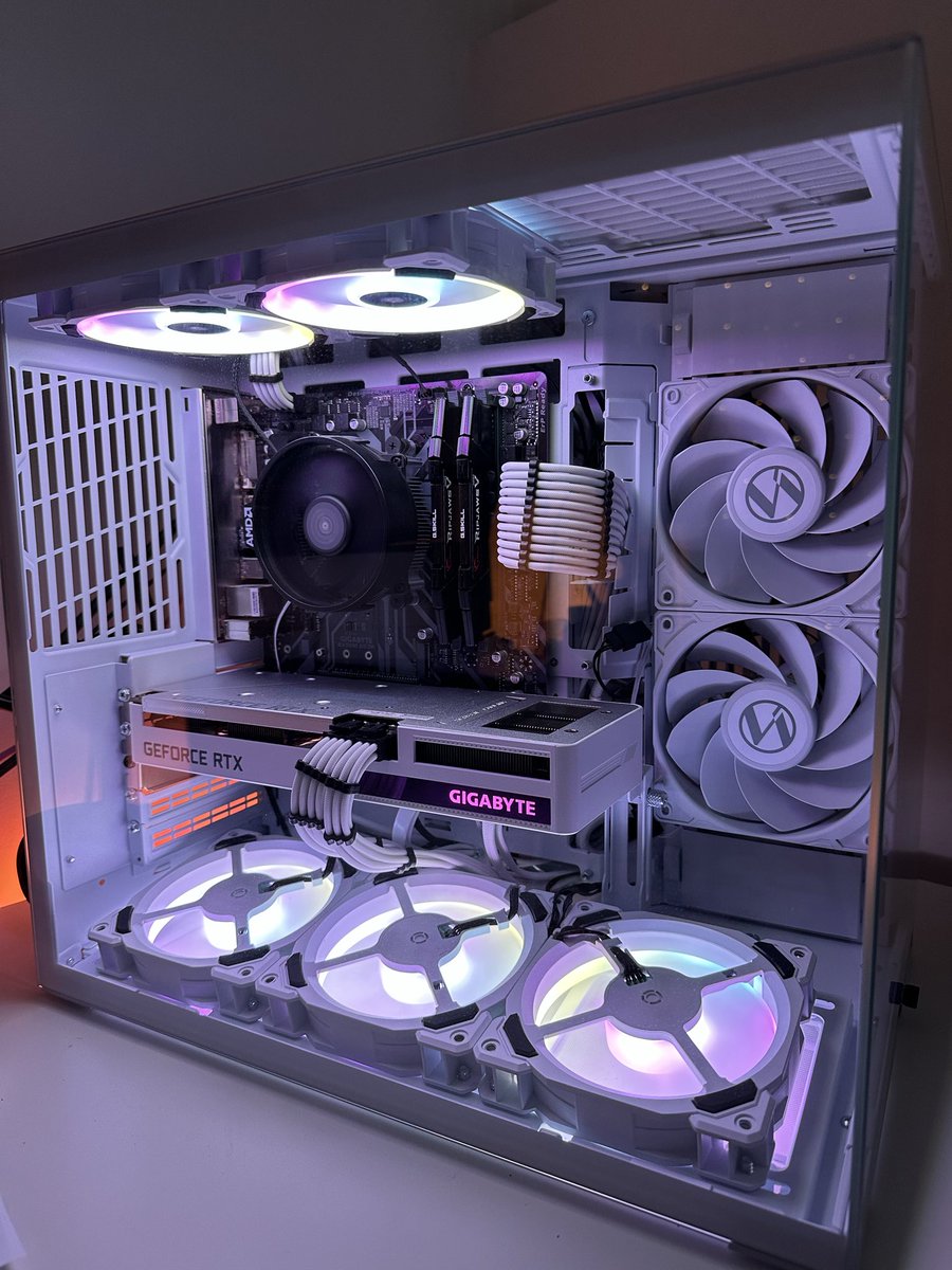annboba's tweet photo. i’m still using an old DDR4 motherboard/RAM which kinda ruins the aesthetic but… i still think it’s cute https://t.co/biLa7vPQnq