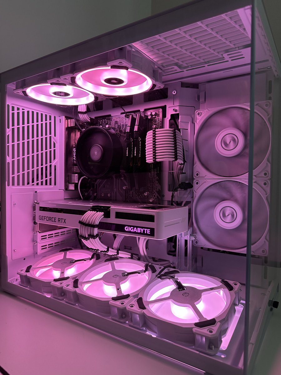 annboba's tweet photo. i’m still using an old DDR4 motherboard/RAM which kinda ruins the aesthetic but… i still think it’s cute https://t.co/biLa7vPQnq