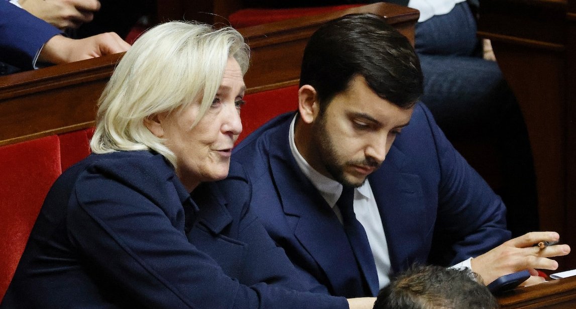 ThomasJoly732's tweet photo. Comme prévu, le RN transforme son mois de juillet en naufrage politique. Marine Le Pen impose une nouvelle candidature présidentielle, lestée d’une condamnation judiciaire, sans souffle, sans surprise, sans autre projet que sa propre survie.

À l’Assemblée, des députés RN votent la loi sur l’euthanasie. Ils prétendront avoir voté « en conscience », formule molle servant à maquiller toutes les capitulations. Les mêmes promesses de contrôle et d’encadrement avaient accompagné l’IVG ; chacun sait ce qu’elles sont devenues : l’exception érigée en droit absolu, puis en dogme intouchable.

Sur le contrôle de l’identité des internautes, même lâcheté. Face à une loi liberticide préparant le fichage, la surveillance et la condamnation de ceux qui parlent encore librement, le prétendu premier parti d’opposition disparaît et regarde ailleurs. Quand les libertés publiques sont attaquées, le RN se couche avant même qu’on lui ordonne de le faire.

Ce parti ne défend plus ses électeurs : il les méprise. Il court après les félicitations de journalistes qui le haïssent, des notables qui ne voteront jamais pour lui et d’un Système qu’il rêve désormais de servir correctement. Chaque renoncement lui coûte des voix, chaque trahison dégoûte un peu plus son propre camp.

Le RN voulait apparaître comme une force de gouvernement ; il ressemble surtout à une machine à décevoir et à désarmer les Français qui espéraient une opposition. Absolument lamentable : en un mois, il aura réussi l’exploit de trahir les libertés, les convictions et jusqu’à l’instinct de conservation de ses propres électeurs.

Thomas Joly - Président du Parti de la France