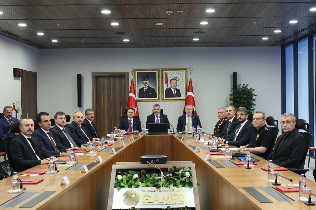 ArdahanValiligi's tweet photo. İçişleri Bakanımız Sn. Mustafa Çiftçi, Adalet Bakanımız Sn. Akın Gürlek ve Gençlik ve Spor Bakanımız Sn. Dr. Osman Aşkın Bak’ın katılımlarıyla, 2026-2027 Futbol Sezonu Öncesi Spor Güvenliği Değerlendirme Toplantısı video konferans yöntemiyle gerçekleştirildi.

Toplantıda; futbol müsabakalarının huzur ve güven ortamı içerisinde oynanabilmesi amacıyla alınacak güvenlik tedbirleri ile kurumlar arasındaki iş birliği ve koordinasyona ilişkin hususlar ele alındı.

Toplantıya Valimiz Sn. @omerhilmiyamli , Cumhuriyet Başsavcı Vekili Sn. Ömer Gündoğdu, İl Jandarma Komutanı Kıdemli Albay Sn. Sadık Gülecen, İl Emniyet Müdür Vekili Sn. Oğuzhan Şeker ve Gençlik ve Spor İl Müdürü Sn. Bülent Uzuner katıldı.

@TC_icisleri 

#Ardahan