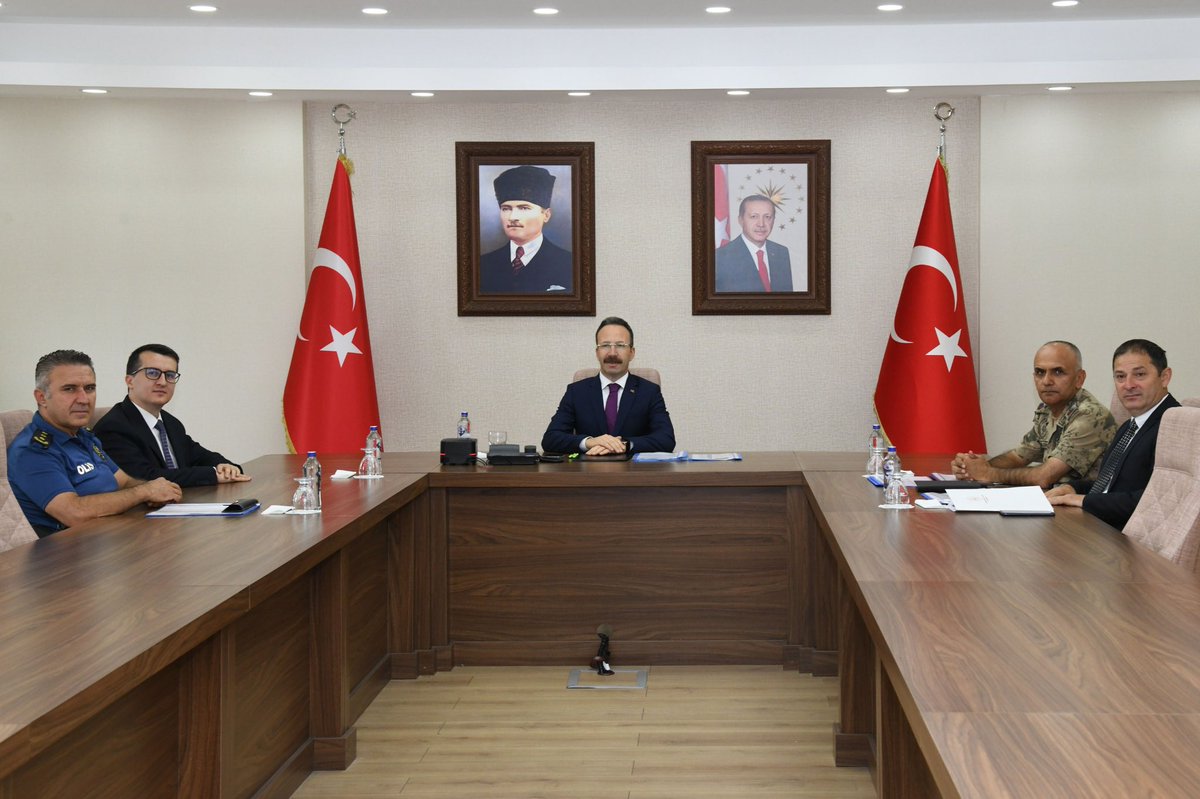 ArdahanValiligi's tweet photo. İçişleri Bakanımız Sn. Mustafa Çiftçi, Adalet Bakanımız Sn. Akın Gürlek ve Gençlik ve Spor Bakanımız Sn. Dr. Osman Aşkın Bak’ın katılımlarıyla, 2026-2027 Futbol Sezonu Öncesi Spor Güvenliği Değerlendirme Toplantısı video konferans yöntemiyle gerçekleştirildi.

Toplantıda; futbol müsabakalarının huzur ve güven ortamı içerisinde oynanabilmesi amacıyla alınacak güvenlik tedbirleri ile kurumlar arasındaki iş birliği ve koordinasyona ilişkin hususlar ele alındı.

Toplantıya Valimiz Sn. @omerhilmiyamli , Cumhuriyet Başsavcı Vekili Sn. Ömer Gündoğdu, İl Jandarma Komutanı Kıdemli Albay Sn. Sadık Gülecen, İl Emniyet Müdür Vekili Sn. Oğuzhan Şeker ve Gençlik ve Spor İl Müdürü Sn. Bülent Uzuner katıldı.

@TC_icisleri 

#Ardahan