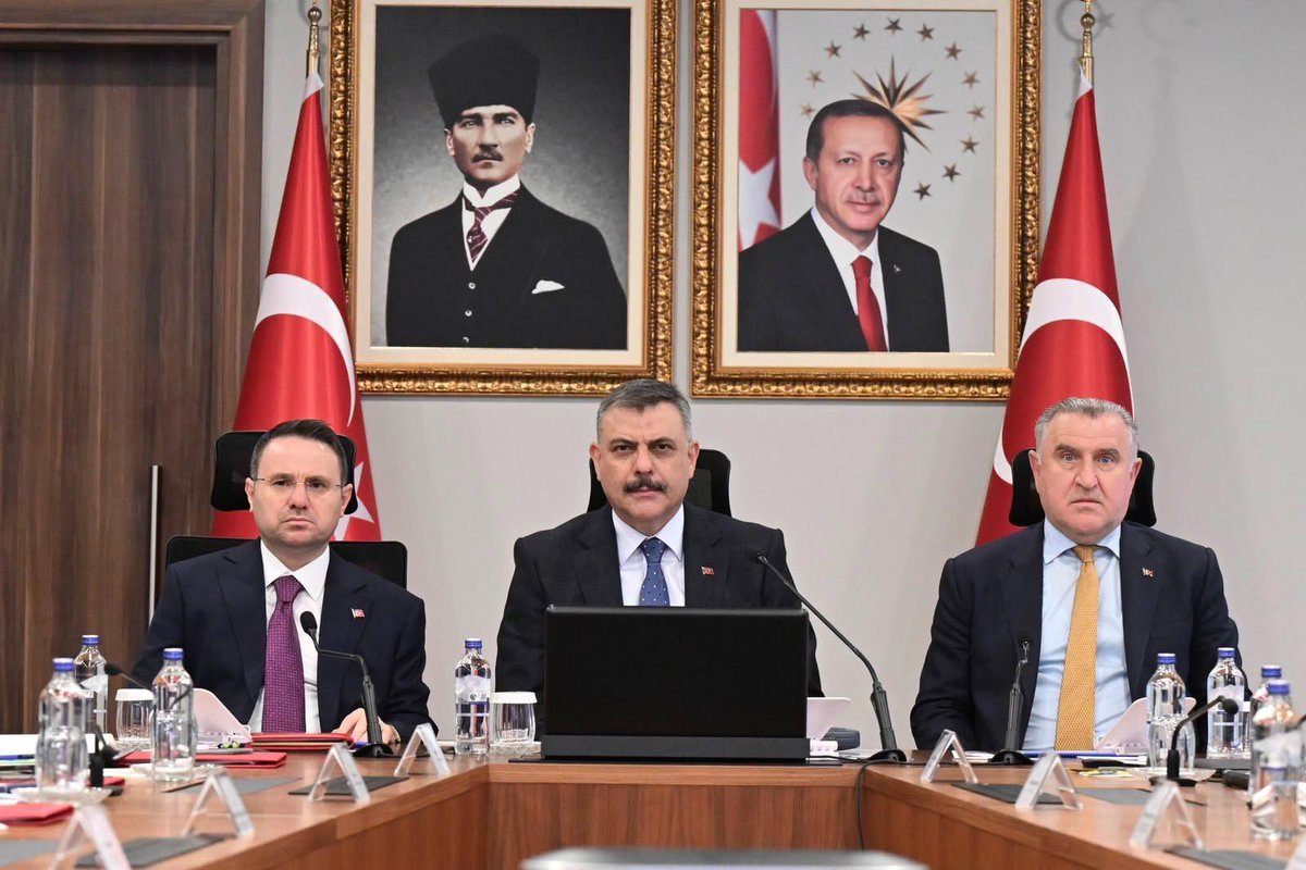 ArdahanValiligi's tweet photo. İçişleri Bakanımız Sn. Mustafa Çiftçi, Adalet Bakanımız Sn. Akın Gürlek ve Gençlik ve Spor Bakanımız Sn. Dr. Osman Aşkın Bak’ın katılımlarıyla, 2026-2027 Futbol Sezonu Öncesi Spor Güvenliği Değerlendirme Toplantısı video konferans yöntemiyle gerçekleştirildi.

Toplantıda; futbol müsabakalarının huzur ve güven ortamı içerisinde oynanabilmesi amacıyla alınacak güvenlik tedbirleri ile kurumlar arasındaki iş birliği ve koordinasyona ilişkin hususlar ele alındı.

Toplantıya Valimiz Sn. @omerhilmiyamli , Cumhuriyet Başsavcı Vekili Sn. Ömer Gündoğdu, İl Jandarma Komutanı Kıdemli Albay Sn. Sadık Gülecen, İl Emniyet Müdür Vekili Sn. Oğuzhan Şeker ve Gençlik ve Spor İl Müdürü Sn. Bülent Uzuner katıldı.

@TC_icisleri 

#Ardahan