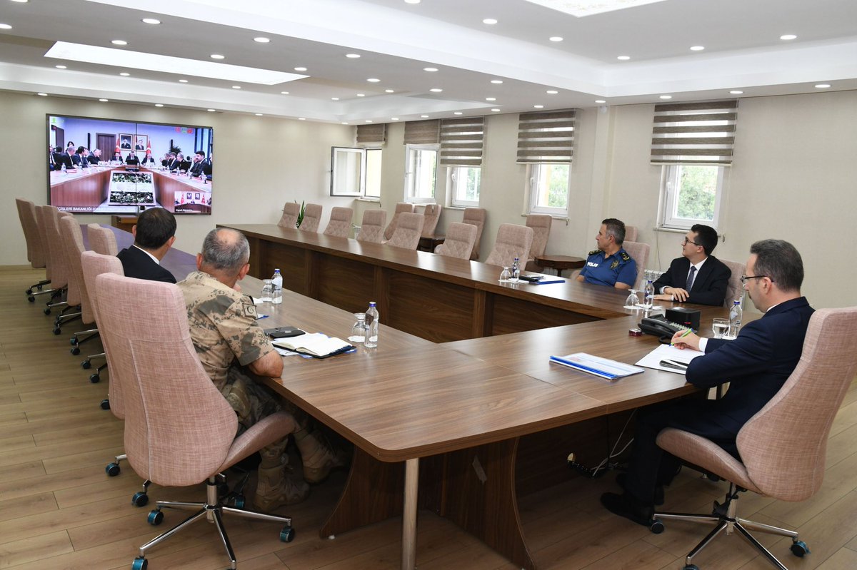 ArdahanValiligi's tweet photo. İçişleri Bakanımız Sn. Mustafa Çiftçi, Adalet Bakanımız Sn. Akın Gürlek ve Gençlik ve Spor Bakanımız Sn. Dr. Osman Aşkın Bak’ın katılımlarıyla, 2026-2027 Futbol Sezonu Öncesi Spor Güvenliği Değerlendirme Toplantısı video konferans yöntemiyle gerçekleştirildi.

Toplantıda; futbol müsabakalarının huzur ve güven ortamı içerisinde oynanabilmesi amacıyla alınacak güvenlik tedbirleri ile kurumlar arasındaki iş birliği ve koordinasyona ilişkin hususlar ele alındı.

Toplantıya Valimiz Sn. @omerhilmiyamli , Cumhuriyet Başsavcı Vekili Sn. Ömer Gündoğdu, İl Jandarma Komutanı Kıdemli Albay Sn. Sadık Gülecen, İl Emniyet Müdür Vekili Sn. Oğuzhan Şeker ve Gençlik ve Spor İl Müdürü Sn. Bülent Uzuner katıldı.

@TC_icisleri 

#Ardahan