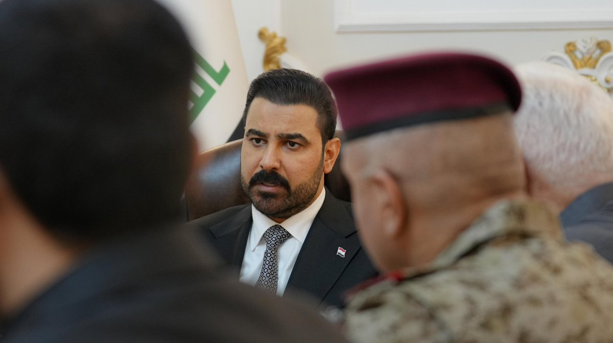 IraqiPMO's tweet photo. أجرى رئيس مجلس الوزراء، القائد العام للقوات المسلحة، السيد علي فالح الزيدي، اليوم الأربعاء، زيارة إلى مقرّ هيأة الحشد الشعبي، حيث التقى رئيس الهيأة وعدداً من القيادات والمسؤولين الأمنيين فيها.

واستمع سيادته إلى شرح مفصل بشأن الاعتداءات التي تعرض لها العراق فجر اليوم، وأسفرت عن استشهاد وإصابة عدد من منتسبي هيأة الحشد الشعبي في عدد من المحافظات.

ووجّه السيد القائد العام للقوات المسلحة بتكريم عوائل الشهداء، وتوفير الرعاية الصحية الكاملة للجرحى، واتخاذ جميع الإجراءات اللازمة لضمان علاجهم، بما في ذلك نقلهم إلى خارج العراق إذا اقتضت حالتهم الصحية ذلك.