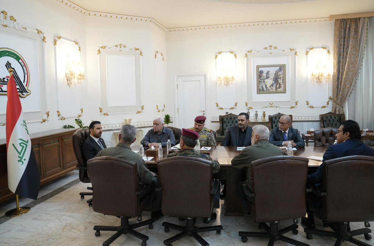 IraqiPMO's tweet photo. أجرى رئيس مجلس الوزراء، القائد العام للقوات المسلحة، السيد علي فالح الزيدي، اليوم الأربعاء، زيارة إلى مقرّ هيأة الحشد الشعبي، حيث التقى رئيس الهيأة وعدداً من القيادات والمسؤولين الأمنيين فيها.

واستمع سيادته إلى شرح مفصل بشأن الاعتداءات التي تعرض لها العراق فجر اليوم، وأسفرت عن استشهاد وإصابة عدد من منتسبي هيأة الحشد الشعبي في عدد من المحافظات.

ووجّه السيد القائد العام للقوات المسلحة بتكريم عوائل الشهداء، وتوفير الرعاية الصحية الكاملة للجرحى، واتخاذ جميع الإجراءات اللازمة لضمان علاجهم، بما في ذلك نقلهم إلى خارج العراق إذا اقتضت حالتهم الصحية ذلك.