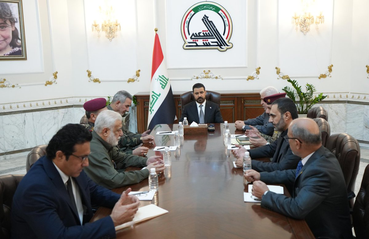 IraqiPMO's tweet photo. أجرى رئيس مجلس الوزراء، القائد العام للقوات المسلحة، السيد علي فالح الزيدي، اليوم الأربعاء، زيارة إلى مقرّ هيأة الحشد الشعبي، حيث التقى رئيس الهيأة وعدداً من القيادات والمسؤولين الأمنيين فيها.

واستمع سيادته إلى شرح مفصل بشأن الاعتداءات التي تعرض لها العراق فجر اليوم، وأسفرت عن استشهاد وإصابة عدد من منتسبي هيأة الحشد الشعبي في عدد من المحافظات.

ووجّه السيد القائد العام للقوات المسلحة بتكريم عوائل الشهداء، وتوفير الرعاية الصحية الكاملة للجرحى، واتخاذ جميع الإجراءات اللازمة لضمان علاجهم، بما في ذلك نقلهم إلى خارج العراق إذا اقتضت حالتهم الصحية ذلك.