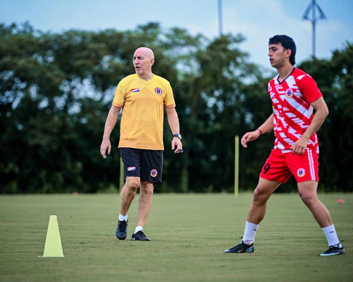 RohitDanuIFB's tweet photo. My #GuruPranam on the auspicious occasion of #GuruPurnima 👏

Antonio López Habas Sir ❤️💛
Manolo Márquez Sir 💛💛

#IndianFootball 🇮🇳⚽ https://t.co/wPCQFhJYGf