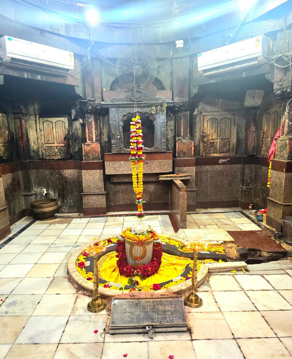 12Jyotirling's tweet photo. श्री परली वैद्यनाथ ज्योतिर्लिंग संध्या आरती श्रृंगार | 29.07.2026

Shri Parli Vaidyanath Jyotirlinga Sandhya Aarti Shringar | 29.7.2026 https://t.co/vMDucibF8E