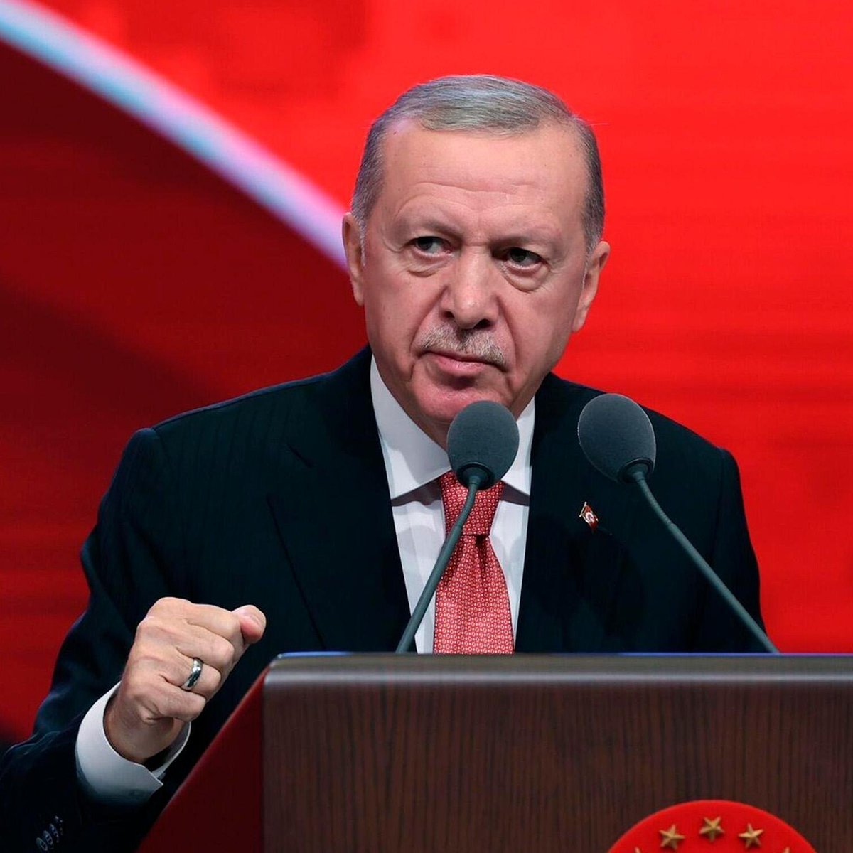 ConflictTR's tweet photo. SONDAKİKA | Cumhurbaşkanı Erdoğan: 

Kıbrıs Türkü'nün egemen eşitliğini, haklarını ve Doğu Akdeniz'deki meşru menfaatlerini yok sayan hiçbir girişimin başarıya ulaşması söz konusu olamaz. 

Kıbrıs'ı yeni askeri yapılanmaların ve jeopolitik hesaplarının parçası haline getirmek isteyen çevrelerin attığı her adımı dikkatle takip ediyoruz.