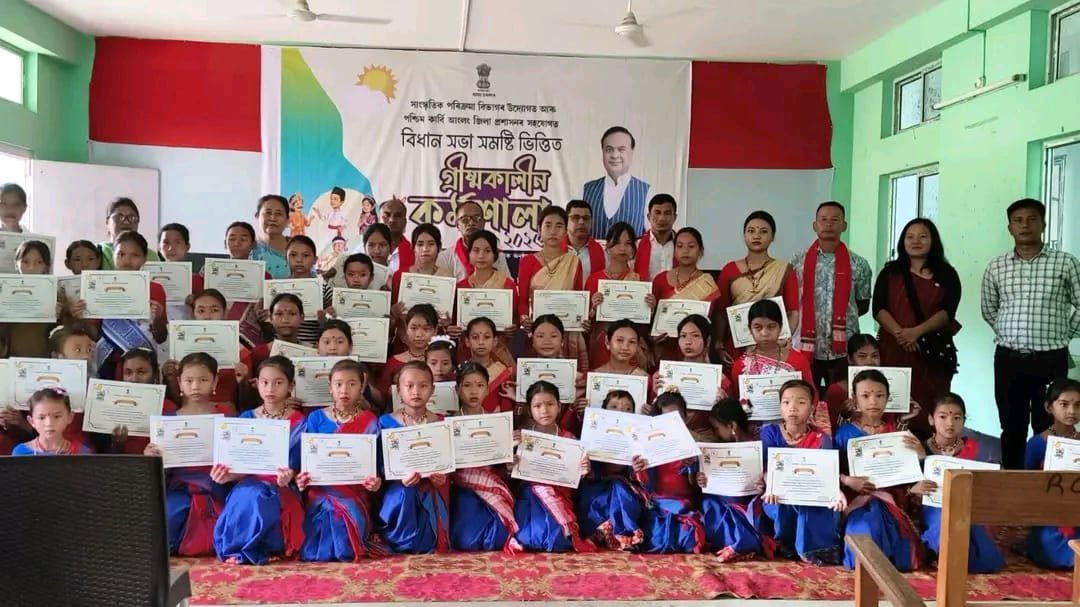 dcwestk_anglong's tweet photo. The 15-day Workshop concluded with a vibrant closing ceremony. Organized by the Directorate of Cultural Affairs, Assam, and the District Administration, West Karbi Anglong, it celebrated talent and promoted Assam's rich cultural heritage. 
@CMOfficeAssam https://t.co/wzrUB4SDsw