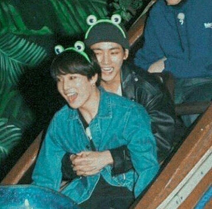 jkthvfvrt's tweet photo. Jungkook doesn't need a seatbelt bc he has his tae.... https://t.co/DDbX8hDt3l