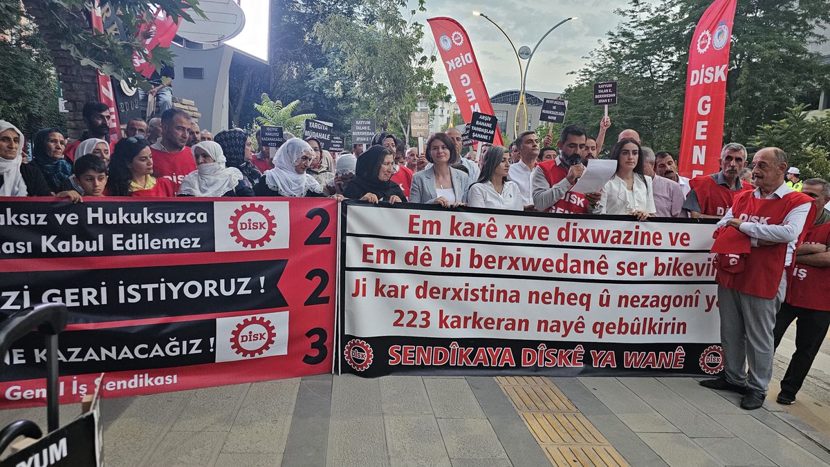 RudawTurkce's tweet photo. Van'da kayyumun 365 gün önce işten attığı 223 belediye işçisi işçisi için yürüyüş düzenlendi. 

Devrimci İşçi Sendikaları Konfederasyonu (DİSK) ve DİSK Genel-İş Van Şubesi öncülüğünde gerçekleştirilen yürüyüşe DEM Parti Van il yönetimi de destek verdi. https://t.co/l04zgObBKo