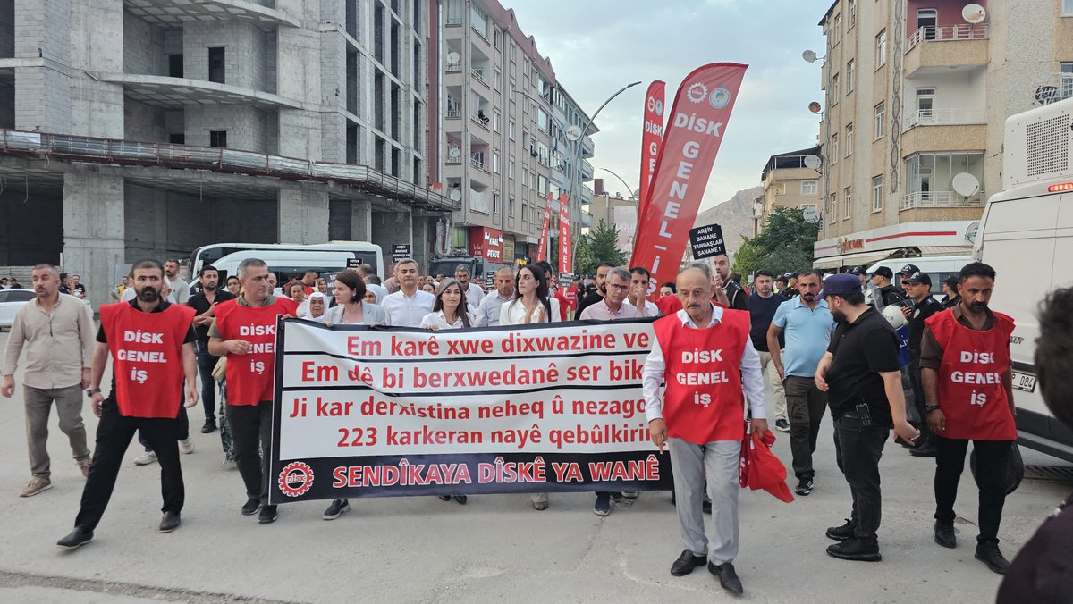 RudawTurkce's tweet photo. Van'da kayyumun 365 gün önce işten attığı 223 belediye işçisi işçisi için yürüyüş düzenlendi. 

Devrimci İşçi Sendikaları Konfederasyonu (DİSK) ve DİSK Genel-İş Van Şubesi öncülüğünde gerçekleştirilen yürüyüşe DEM Parti Van il yönetimi de destek verdi. https://t.co/l04zgObBKo