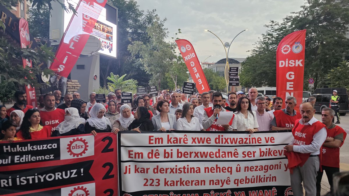 RudawTurkce's tweet photo. Van'da kayyumun 365 gün önce işten attığı 223 belediye işçisi işçisi için yürüyüş düzenlendi. 

Devrimci İşçi Sendikaları Konfederasyonu (DİSK) ve DİSK Genel-İş Van Şubesi öncülüğünde gerçekleştirilen yürüyüşe DEM Parti Van il yönetimi de destek verdi. https://t.co/l04zgObBKo