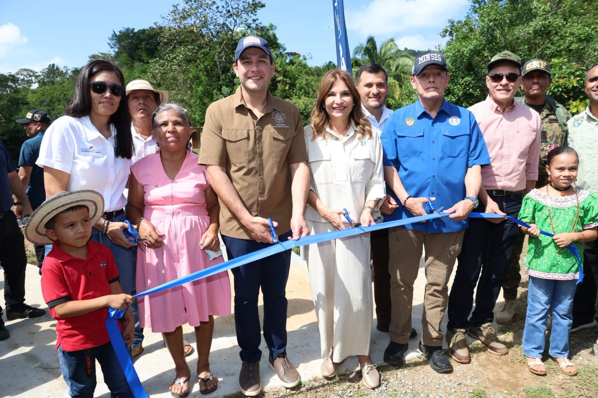 USAmbassadorPAN's tweet photo. Inauguré un puente peatonal financiado por @SOUTHCOM en Chepo de Las Minas junto a la primera dama @MulinoMaricel, el ministro @FrankAbregom, el gobernador @TitoCorro y miembros de la comunidad, como parte de nuestra cooperación ampliada en materia de seguridad. Esta obra mejorará la seguridad, la movilidad y el acceso diario para más de 300 residentes. 🇺🇸🇵🇦

Bajo el liderazgo del presidente Trump, estamos obteniendo resultados concretos mediante una cooperación en seguridad más sólida con Panamá.