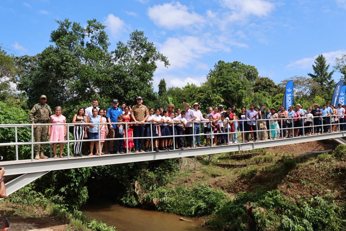 USAmbassadorPAN's tweet photo. Inauguré un puente peatonal financiado por @SOUTHCOM en Chepo de Las Minas junto a la primera dama @MulinoMaricel, el ministro @FrankAbregom, el gobernador @TitoCorro y miembros de la comunidad, como parte de nuestra cooperación ampliada en materia de seguridad. Esta obra mejorará la seguridad, la movilidad y el acceso diario para más de 300 residentes. 🇺🇸🇵🇦

Bajo el liderazgo del presidente Trump, estamos obteniendo resultados concretos mediante una cooperación en seguridad más sólida con Panamá.