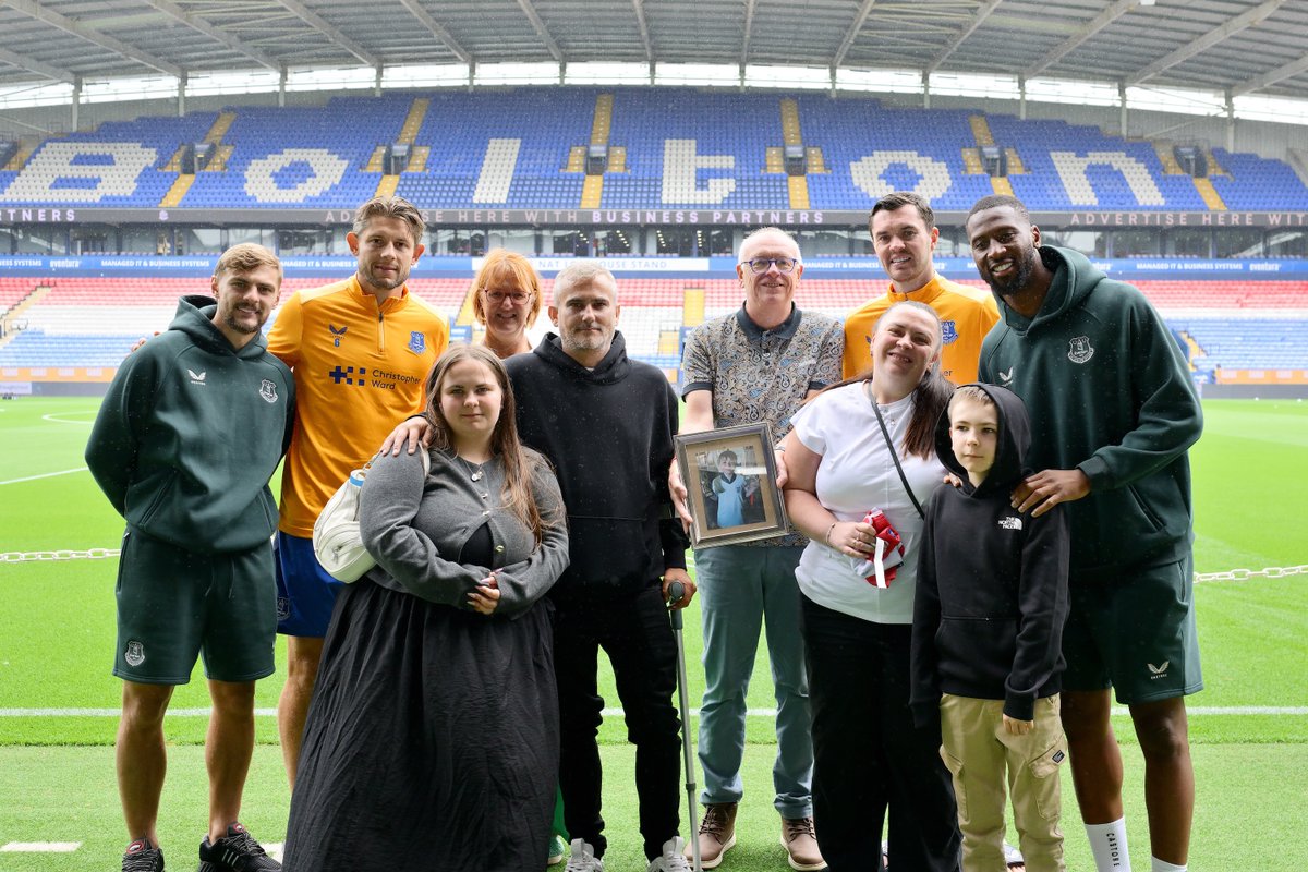 Everton's tweet photo. Everton and Bolton Wanderers paid tribute to 15-year-old Everton fan Noah Johnson, who recently passed away following a severe asthma attack.

His family were invited as special guests to Everton’s pre-season match on Saturday, where they met manager David Moyes and players including Noah's idol, James Tarkowski.

Everyone at Everton Football Club continues to send their deepest condolences to Ryan, Chloe, Evan, Evie and all Noah’s family and friends. 💙