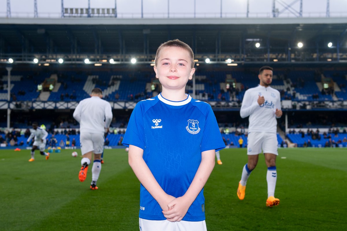 Everton's tweet photo. Everton and Bolton Wanderers paid tribute to 15-year-old Everton fan Noah Johnson, who recently passed away following a severe asthma attack.

His family were invited as special guests to Everton’s pre-season match on Saturday, where they met manager David Moyes and players including Noah's idol, James Tarkowski.

Everyone at Everton Football Club continues to send their deepest condolences to Ryan, Chloe, Evan, Evie and all Noah’s family and friends. 💙