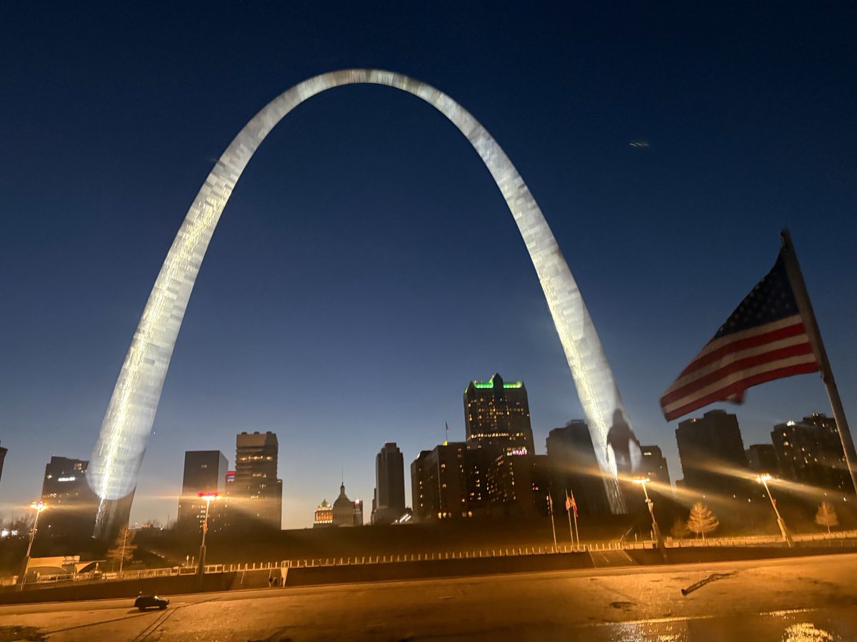 GatewayArchSTL's tweet photo. Someone tell Peter Pan I found his shadow ... It's on my north leg 👤 https://t.co/Ed9jyq1ra2