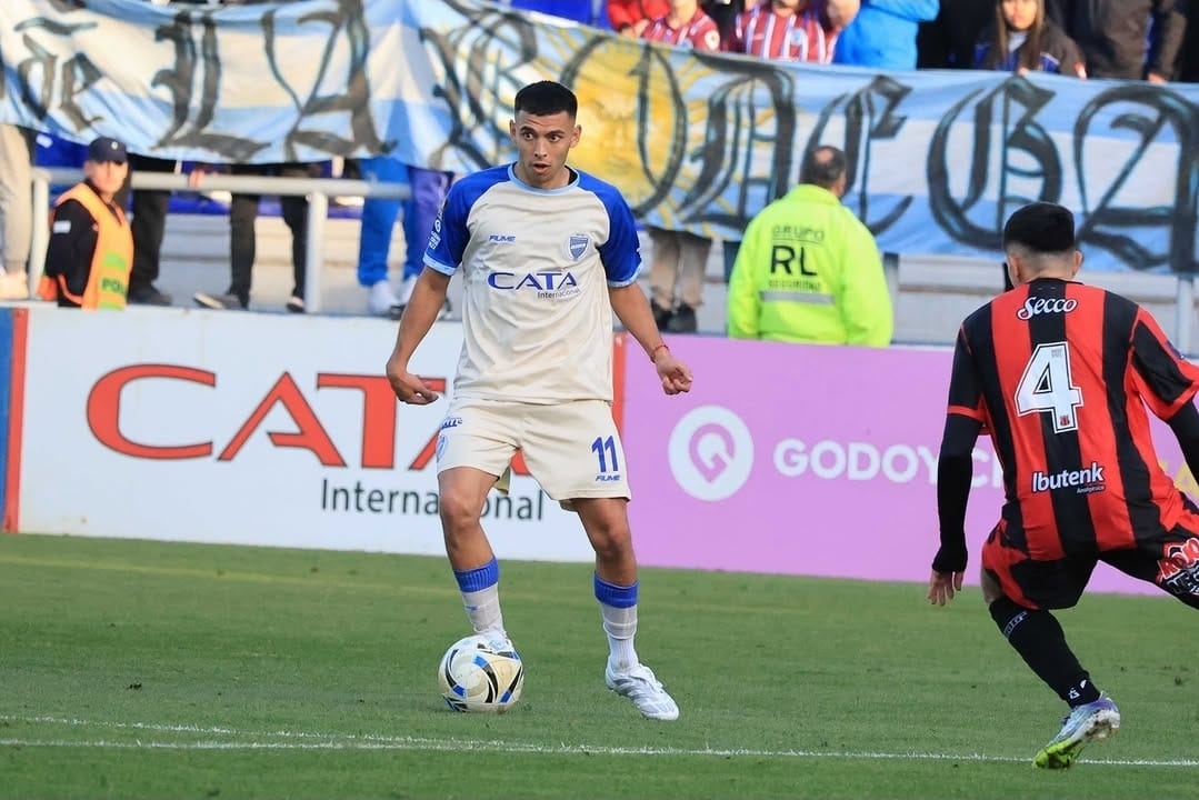ContiGonza's tweet photo. #GodoyCruz
Este club es una joda, capítulo 1921.
Valentín Burgoa volvió en junio de un préstamo en Orsense de Ecuador, club que había pedido extender el vínculo para retener al jugador.
Decidieron que se quedara en el Tomba como un refuerzo más en un Mercado de Pases limitado por los pocos cupos para reforzar.
Fue titular en los primeros dos partidos del segundo semestre.
Tres días después del último partido rescinde el contrato y se va libre del club, sin que nadie lo informe ni lo explique públicamente (no siempre es necesario, en este caso pareciera que sí).
En fin, qué le hace una mancha más al tigre.